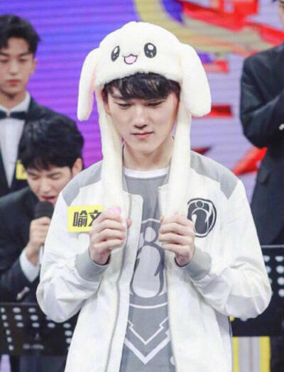 BLG官方分享Elk选手23岁庆生视频：呼！蜡烛一吹，许个愿吧！