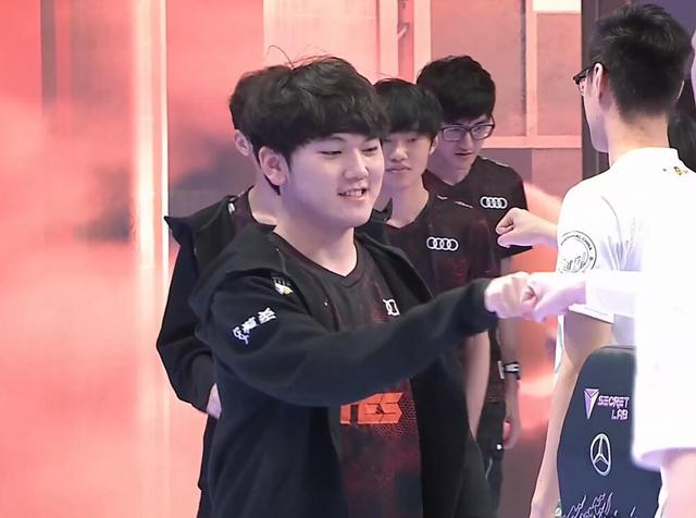 PGL Astana 2025 第一天：顶级比赛、击杀、评论、表情包、网红反应